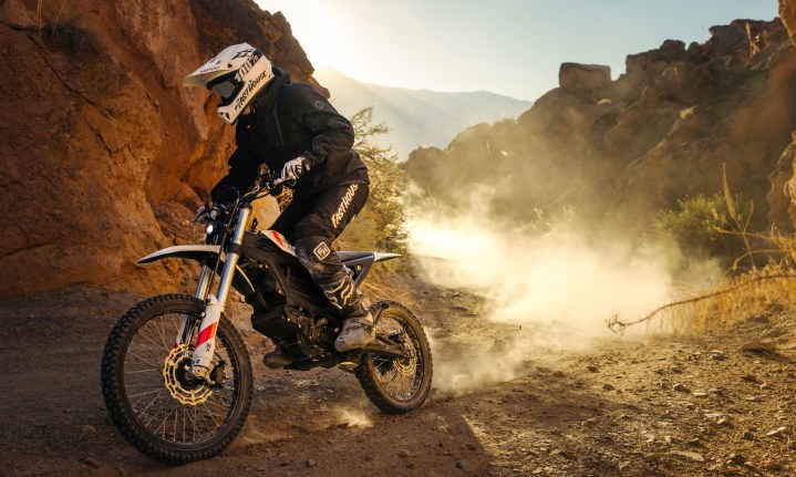 Alt text: Rider navigating a rocky trail on a Zero XE electric motorcycle.