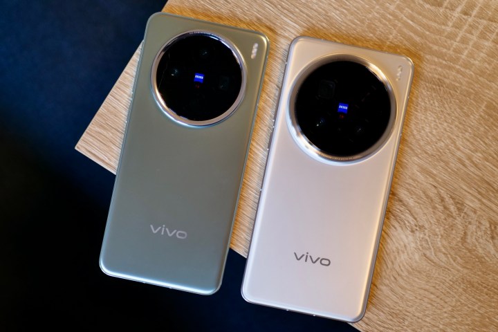 The back of the Vivo X200 and Vivo X200 Pro.