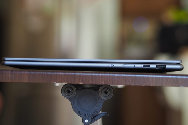 alt text: Right side view of the Lenovo Yoga Slim 7i Aura Edition displaying the available ports.