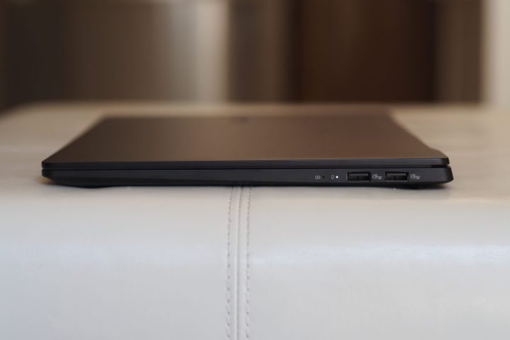 alt text: Right side view of the Asus Vivobook S 15, showcasing the available ports.