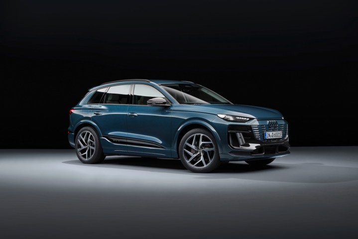 alt: Front three-quarter view of the 2025 Audi Q6 e-tron, emphasizing its modern and dynamic design.