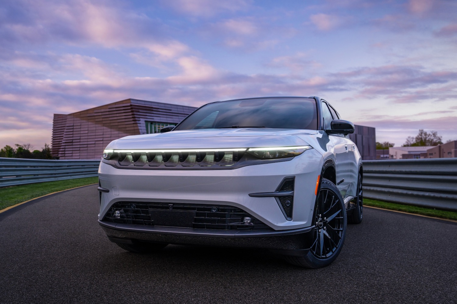 alt: Front view of the stationary 2024 Jeep Wagoneer S.