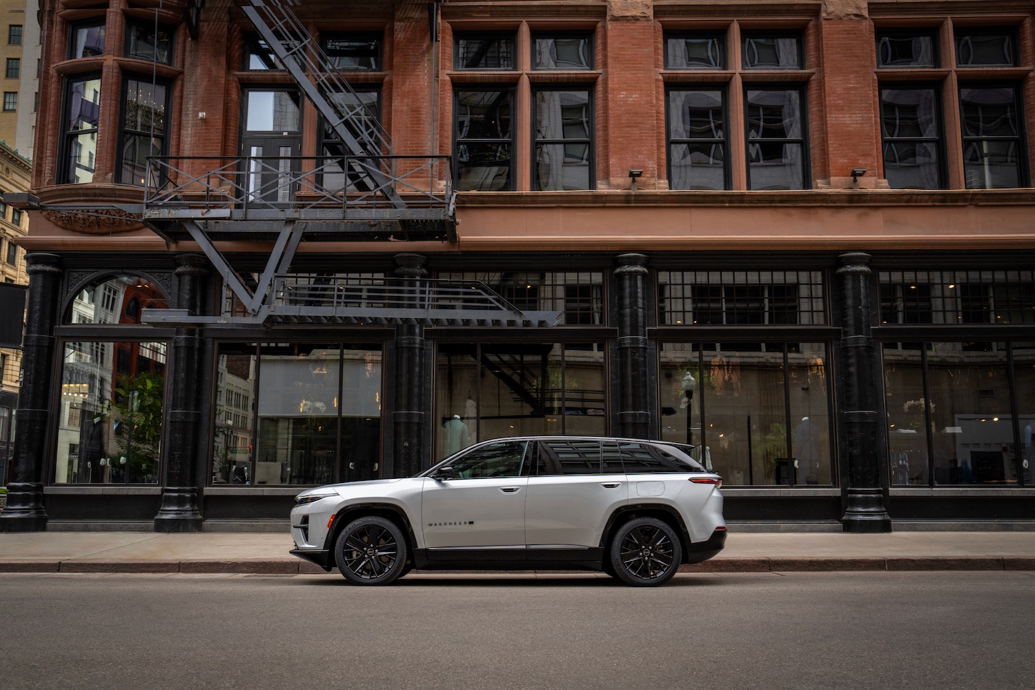 alt: Side profile view of the 2024 Jeep Wagoneer S.