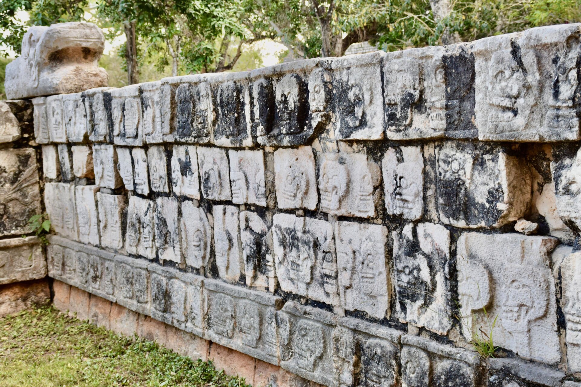 A part of Chichén Itzá’s reconstructed skull rack (note the skulls).