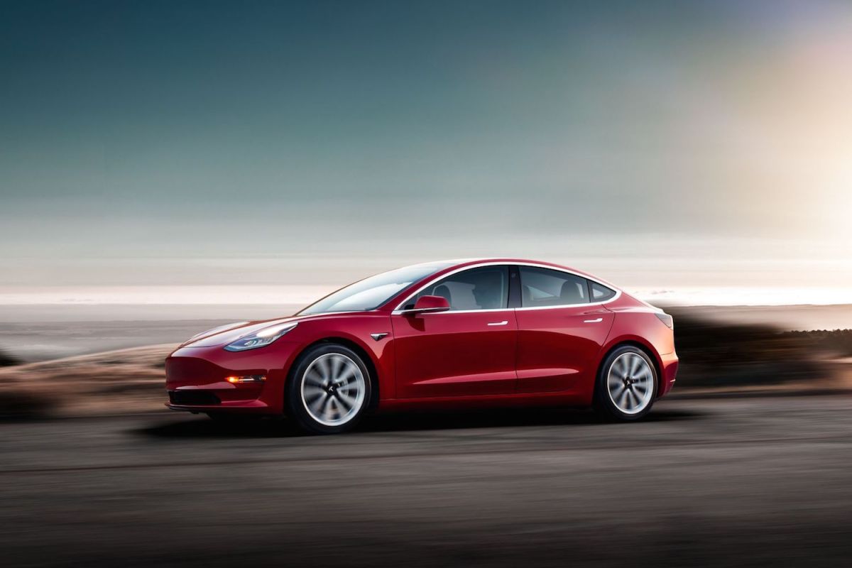 alt text presenting the Tesla Model 3 as a popular and technologically advanced electric car.