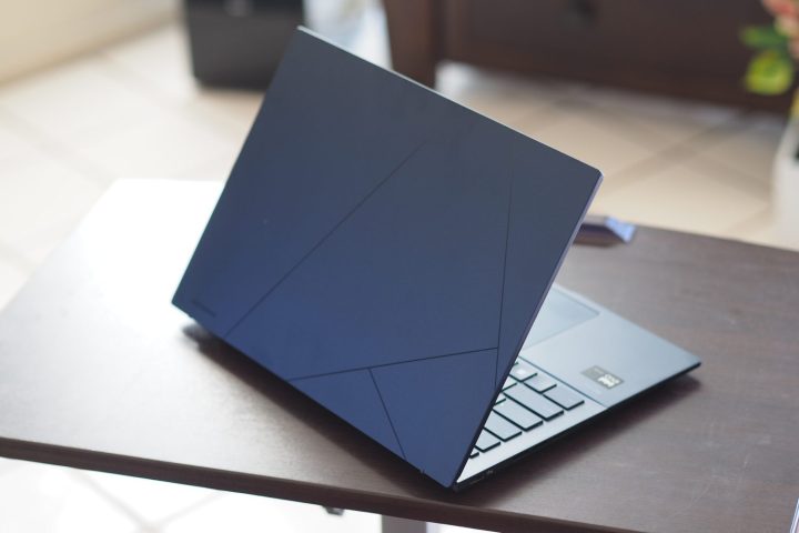 alt text: The rear view of the Asus Zenbook 14 OLED 2024, highlighting the lid design and pattern.