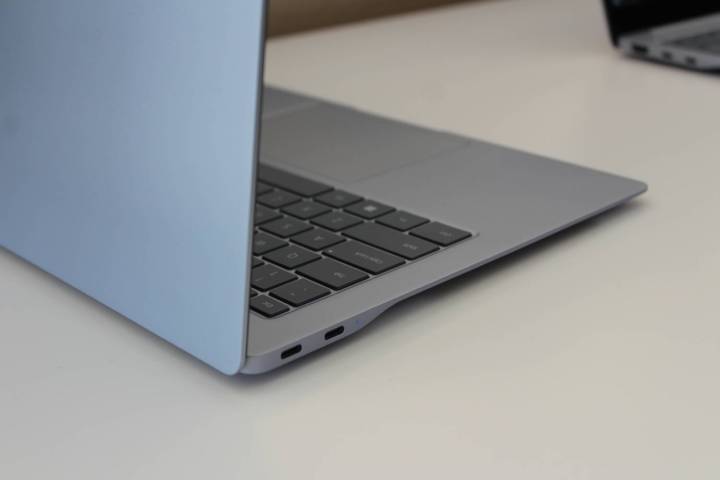 alt: A side view of the Samsung Galaxy Book4 Edge, showcasing its slim profile.