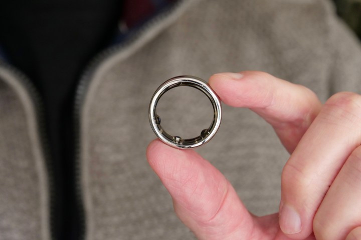 alt: The Oura Ring 3rd generation Horizon model, highlighting its sleek circular design.