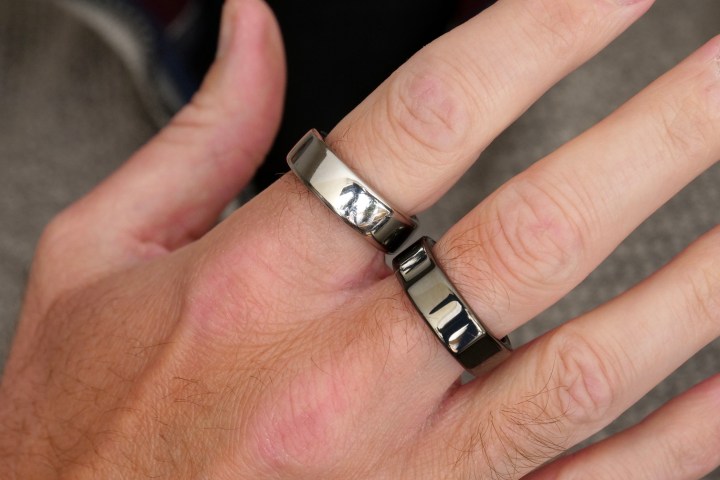 alt: A person wearing the Oura Ring Horizon (left) and Heritage models, showcasing their versatility and style.