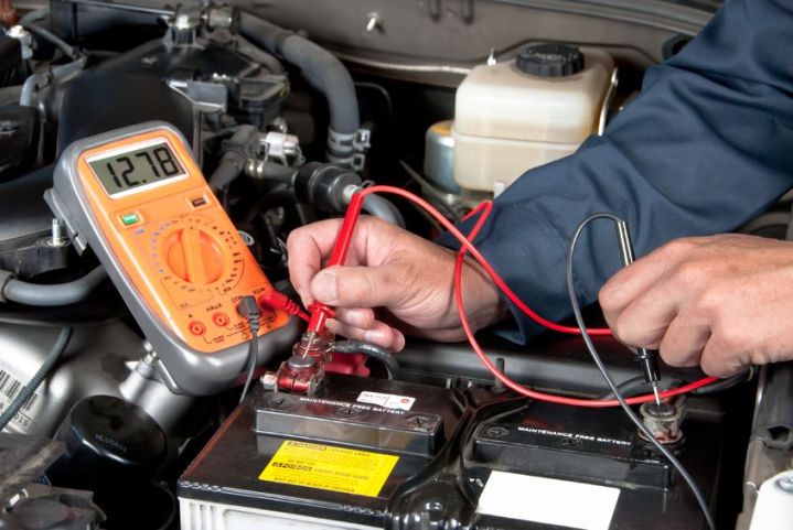 Testing car battery with multimeter