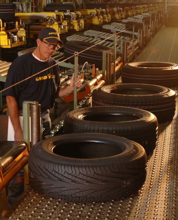 alt text explaining the process of purchasing and installing new tires for a car from both online and offline retailers