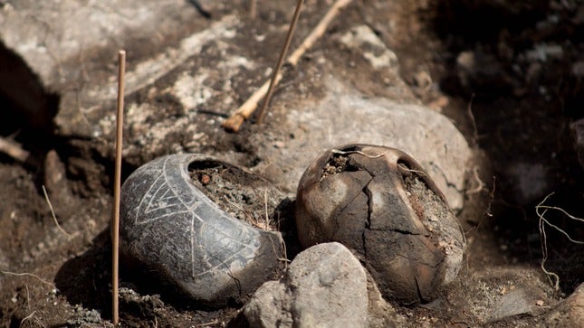 Two small bowls found among the grave goods. Photo: Ministerio de Cultura