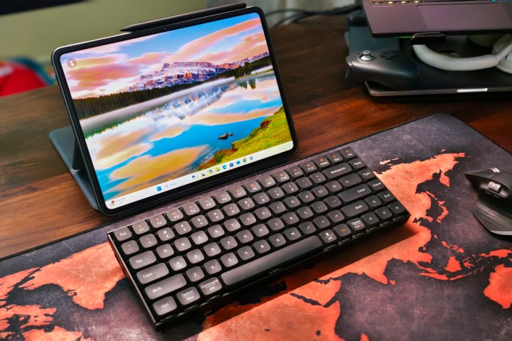 alt: Close-up of the OnePlus Pad 2 as a wireless monitor, showcasing the keyboard and mouse.