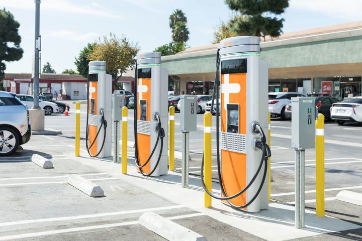 alt text: ChargePoint and NATSO announce a $1 billion investment in electric car charging infrastructure.