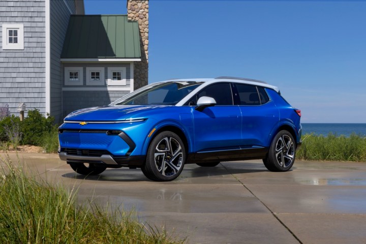 Front three quarter view of the 2024 Chevrolet Equinox EV.