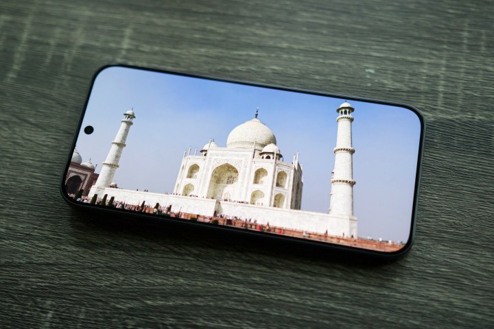 The Oppo Find X8 showing a picture of the Taj Mahal.