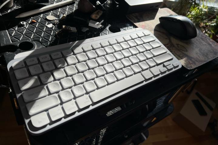 alt: A Logitech MX Keys keyboard and Rapoo M500 mouse, enabling seamless switching between multiple devices, including the Meta Quest Pro.