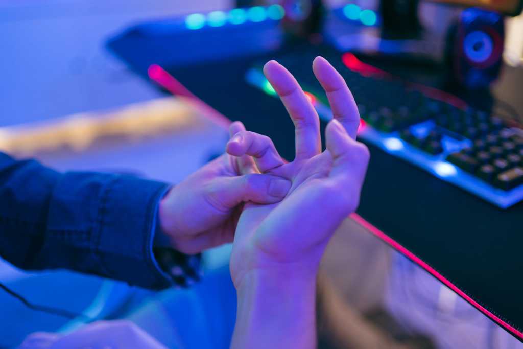 Conquer Wrist Pain: Choosing the Right Gaming Mouse for Your Grip