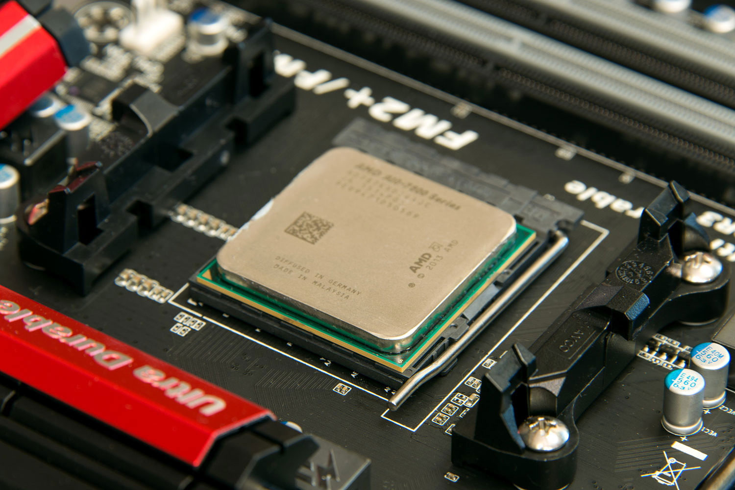 Alt: Securing the AMD CPU by lowering the retention arm.