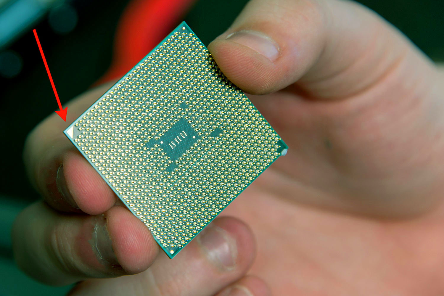 Alt: Aligning the golden triangle on the AMD CPU with the corresponding mark on the socket.