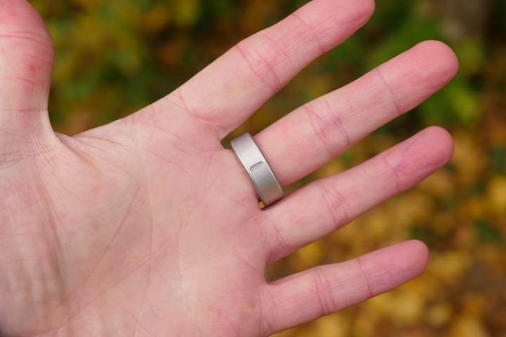 A person wearing the Oura Ring 4.