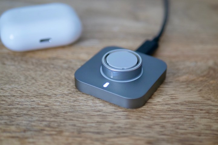 The Oura Ring 4 on charge.