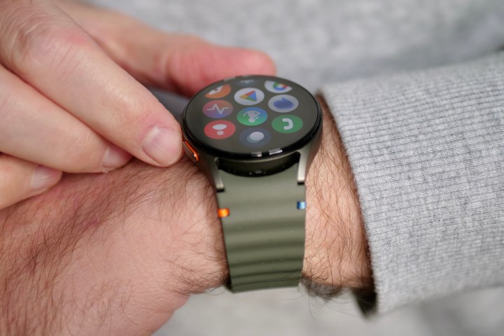 A person wearing the 40mm Samsung Galaxy Watch 7 using apps.