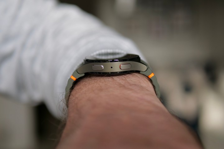 A person wearing the 40mm Samsung Galaxy Watch 7, showing the buttons.