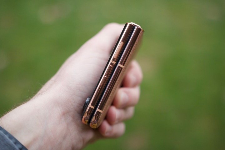 alt: Another view of the gold accents on the Mocha Mousse Motorola Razr Plus frame, highlighting their integration with the brown vegan leather.