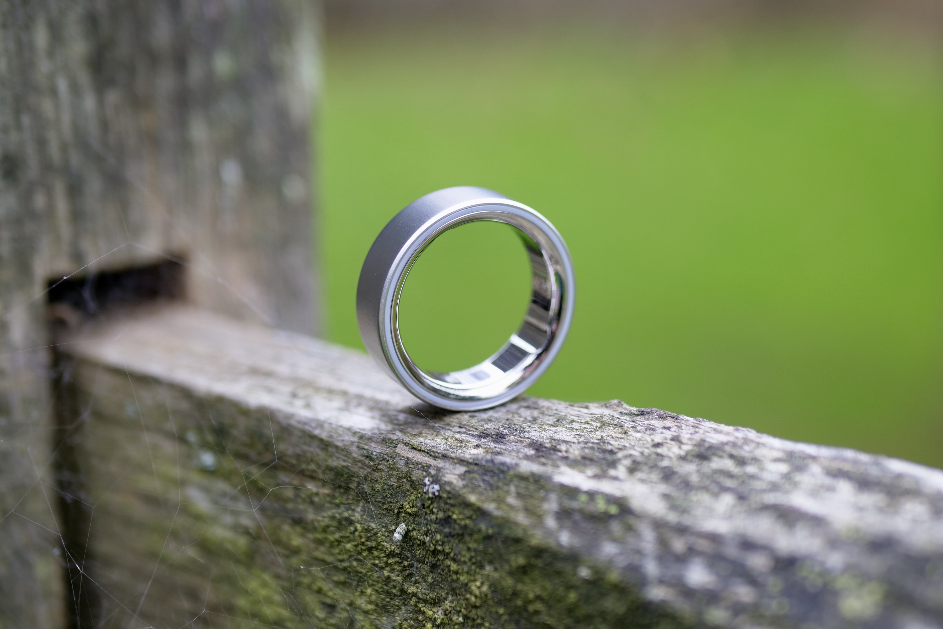 The side of the Oura Ring 4.