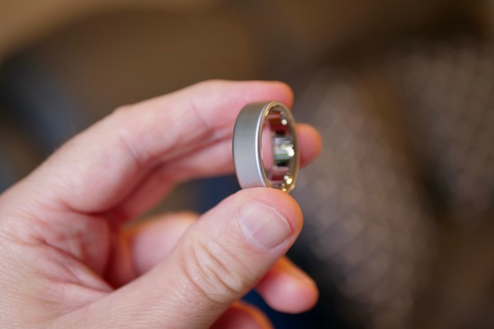 A person holding the Oura Ring 4.