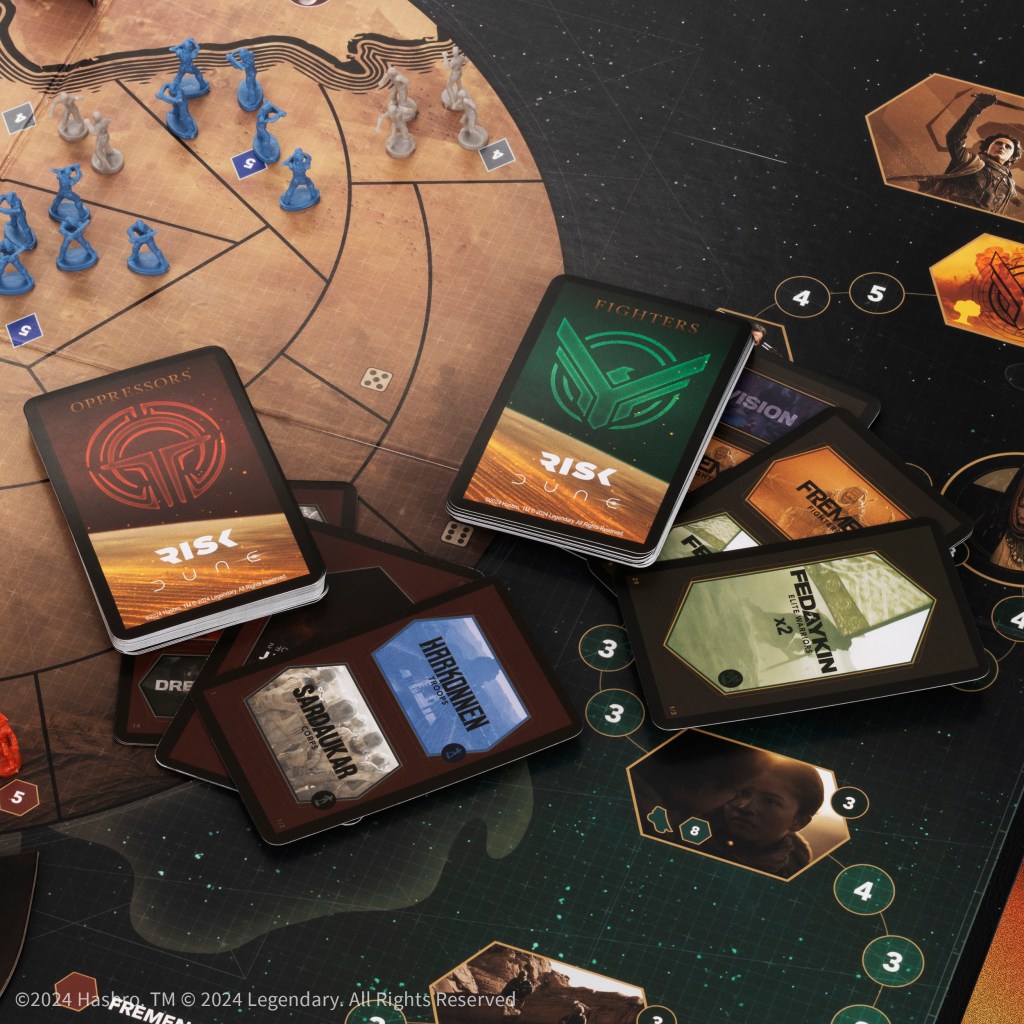 alt: Overview of the various game pieces and components included in the Risk: Dune board game.