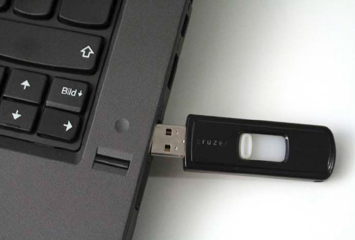 Removing a USB drive without "safely removing" doesn't harm Windows or the hardware. However, interrupting data transfer can cause data loss.