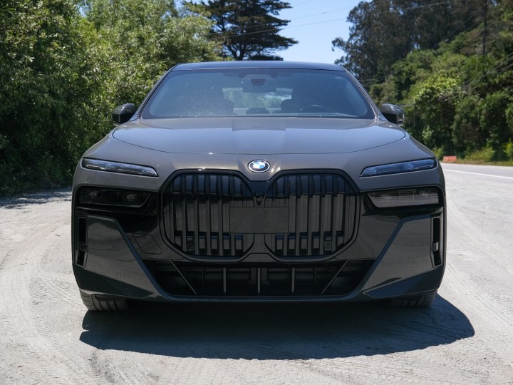 Front of the BMW i7 eDrive 50.