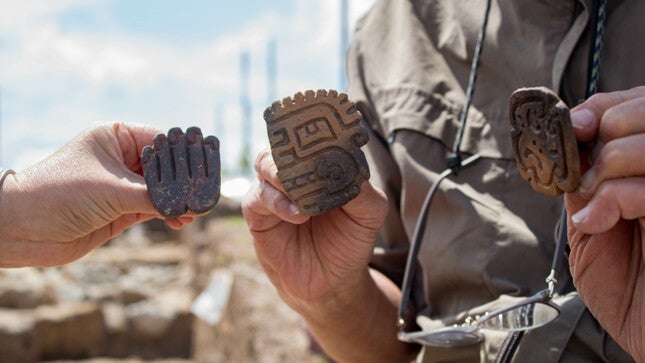 Several carved stone figures found on the site. Photo: Ministerio de Cultura