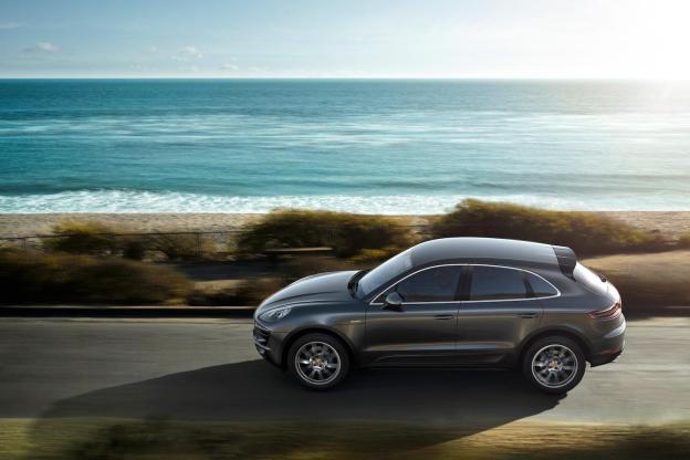 2015 Porsche Macan top motion