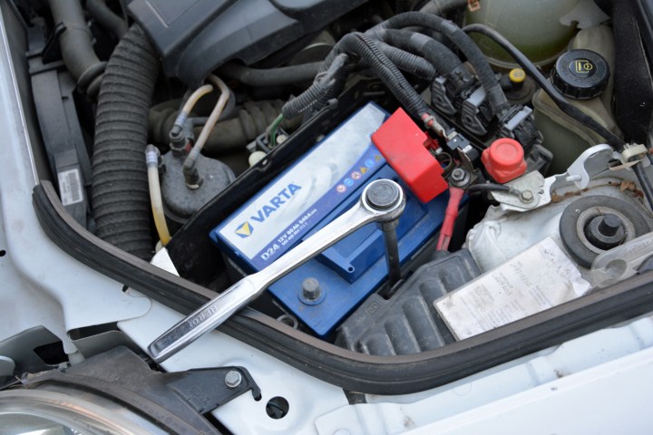 how to change a car battery