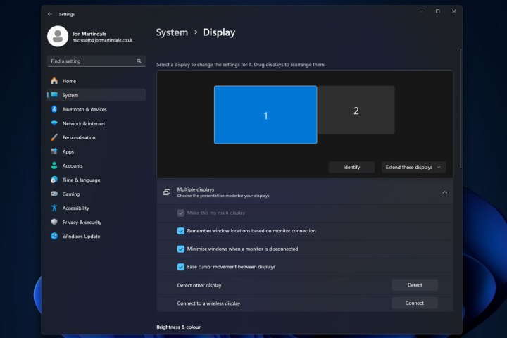 Windows 11 display settings page.