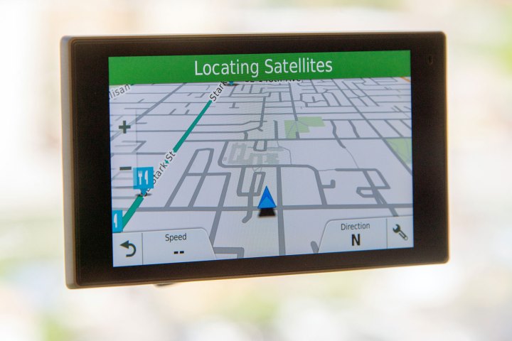 alt: A Garmin DriveLux GPS device mounted on a car's dashboard, providing navigation instructions.