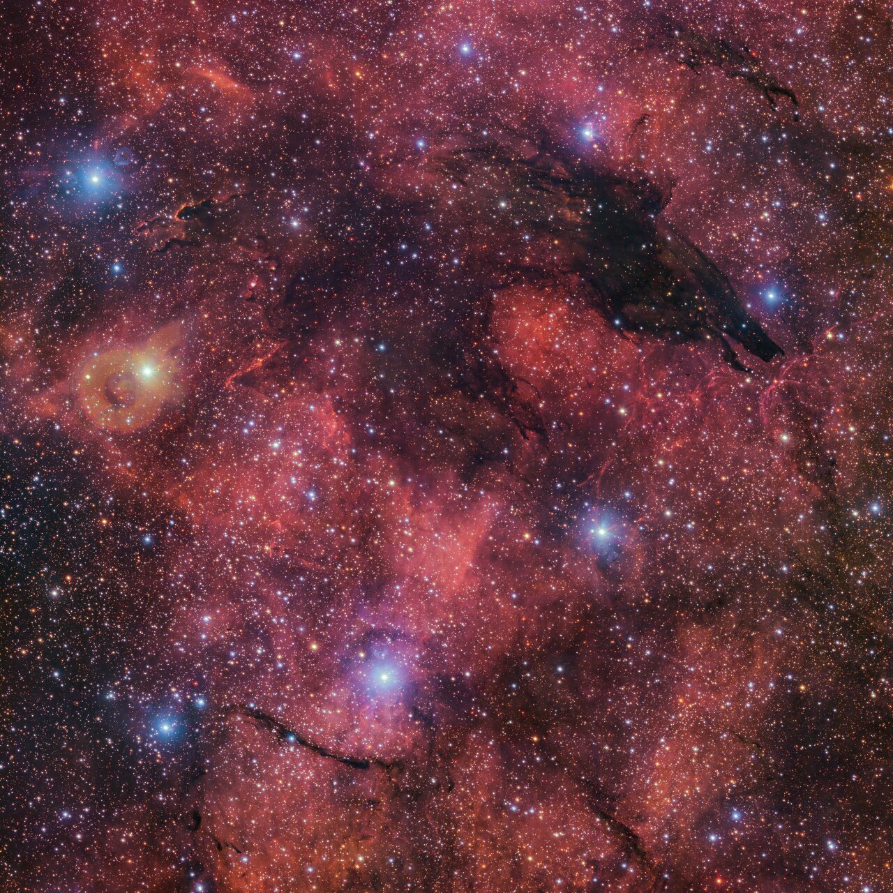 alt: Close-up view of the interacting galaxies highlighting star-forming regions in blue, pink, and white.  Brighter regions indicate mini starbursts where stars form rapidly.