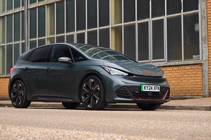 The Cupra Born VZ seen from the front.