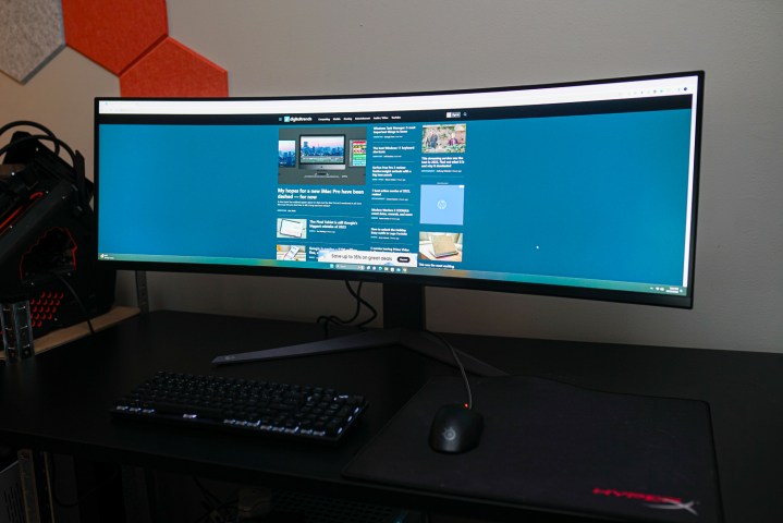 The LG UltraGear 45 monitor showing the MaagX website.