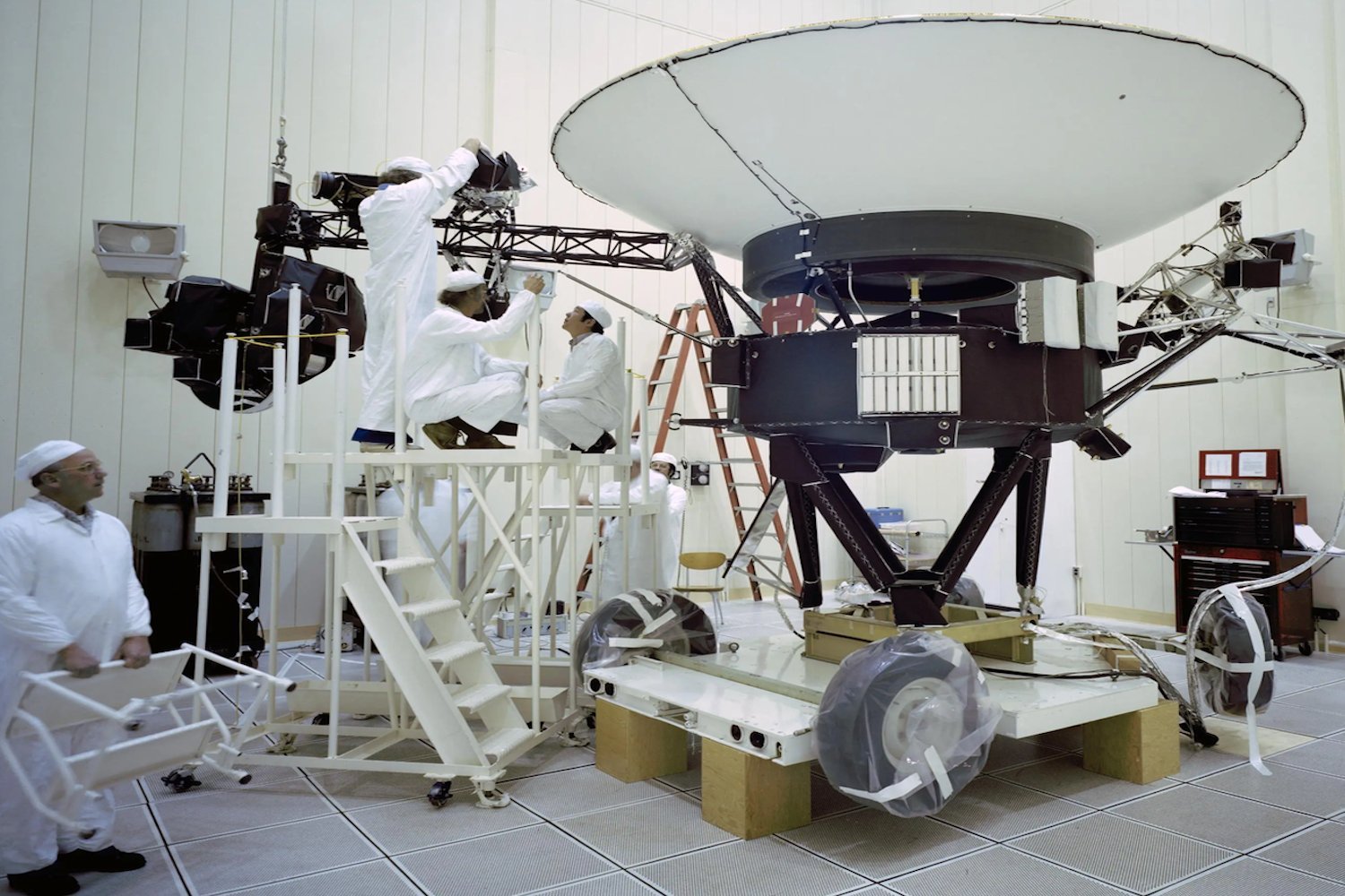 Voyager 2 Powers Down Instrument to Extend Interstellar Mission