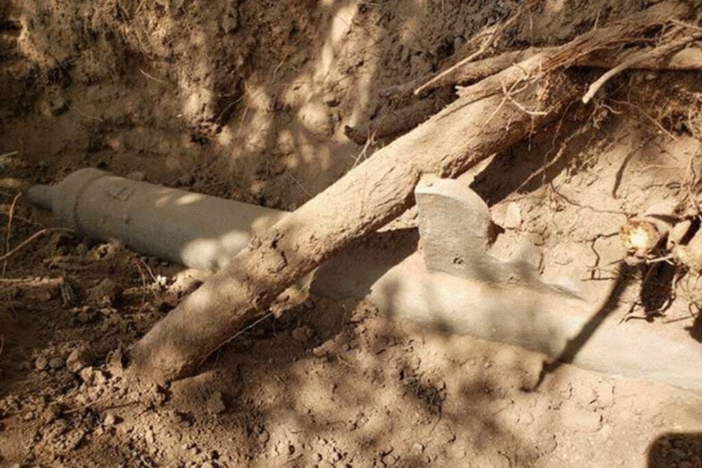 The wall gun as it was found, on the floor of a Spanish structure.