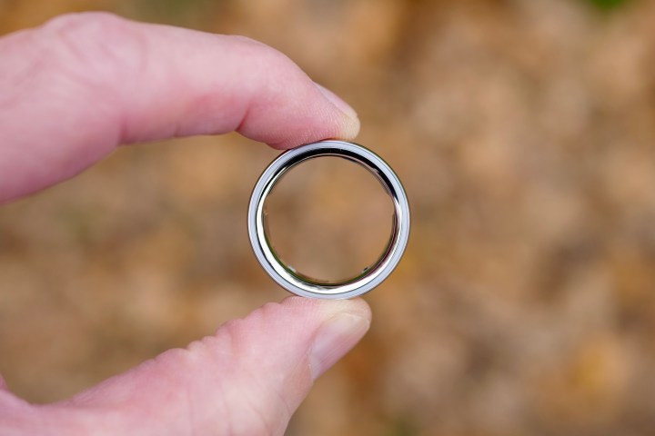 A person holding the Oura Ring 4.