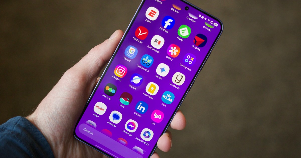 Samsung May Remove Lock Screen Widget Carousel in One UI 7