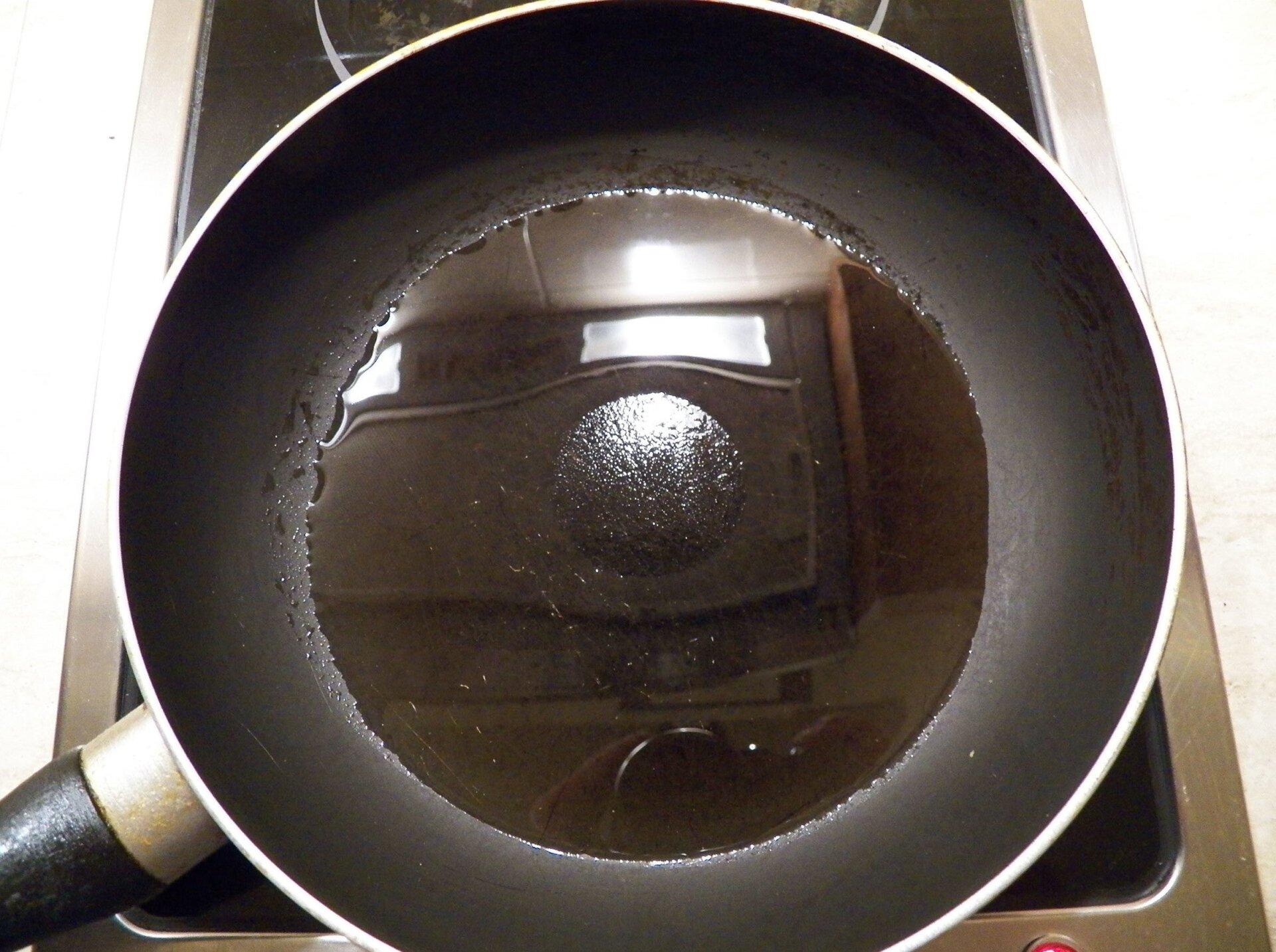 A Teflon pan showing the effect in action. 