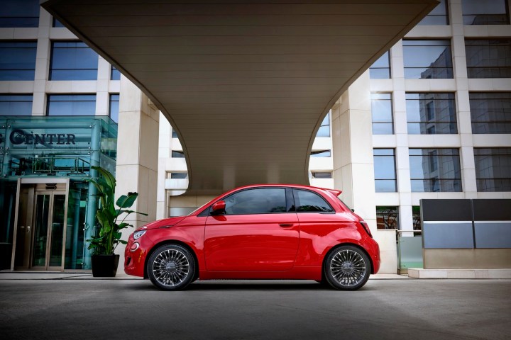 A Fiat 500e at an Ample battery swapping station.