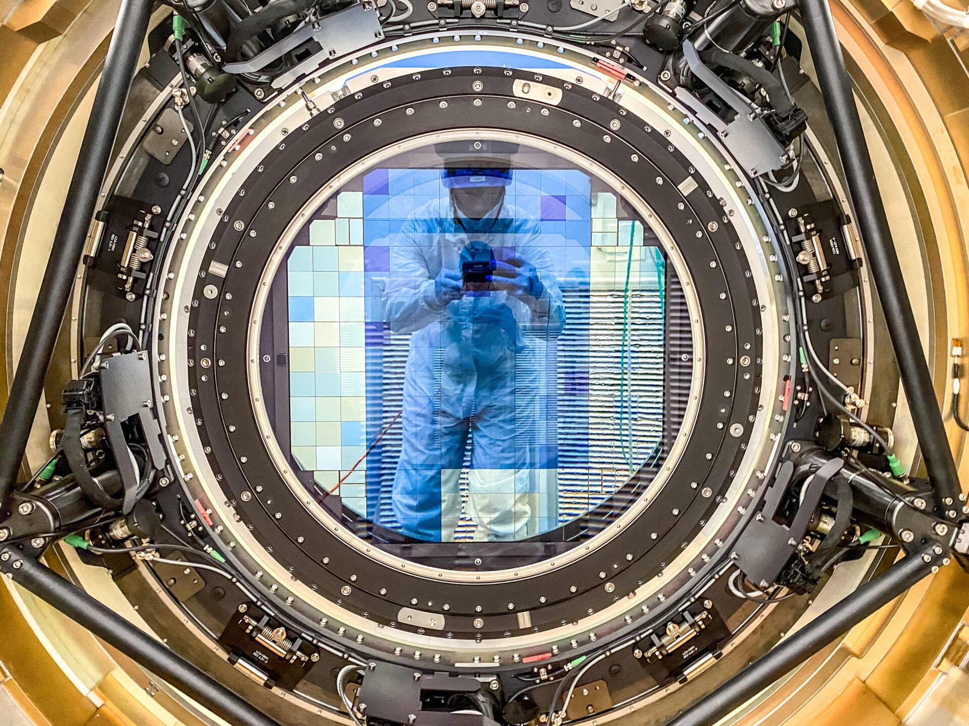 After successfull installation of the camera cryostat in April 2022.