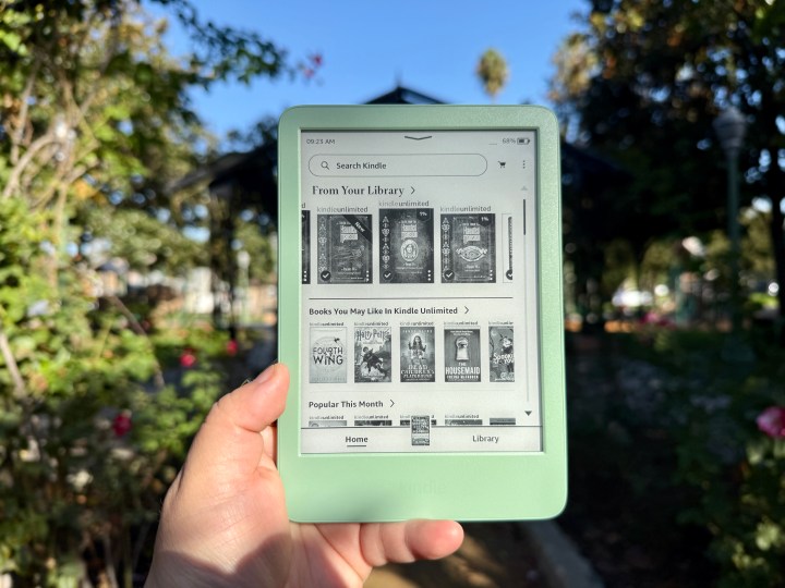 Amazon Kindle (2024) in Matcha Green.